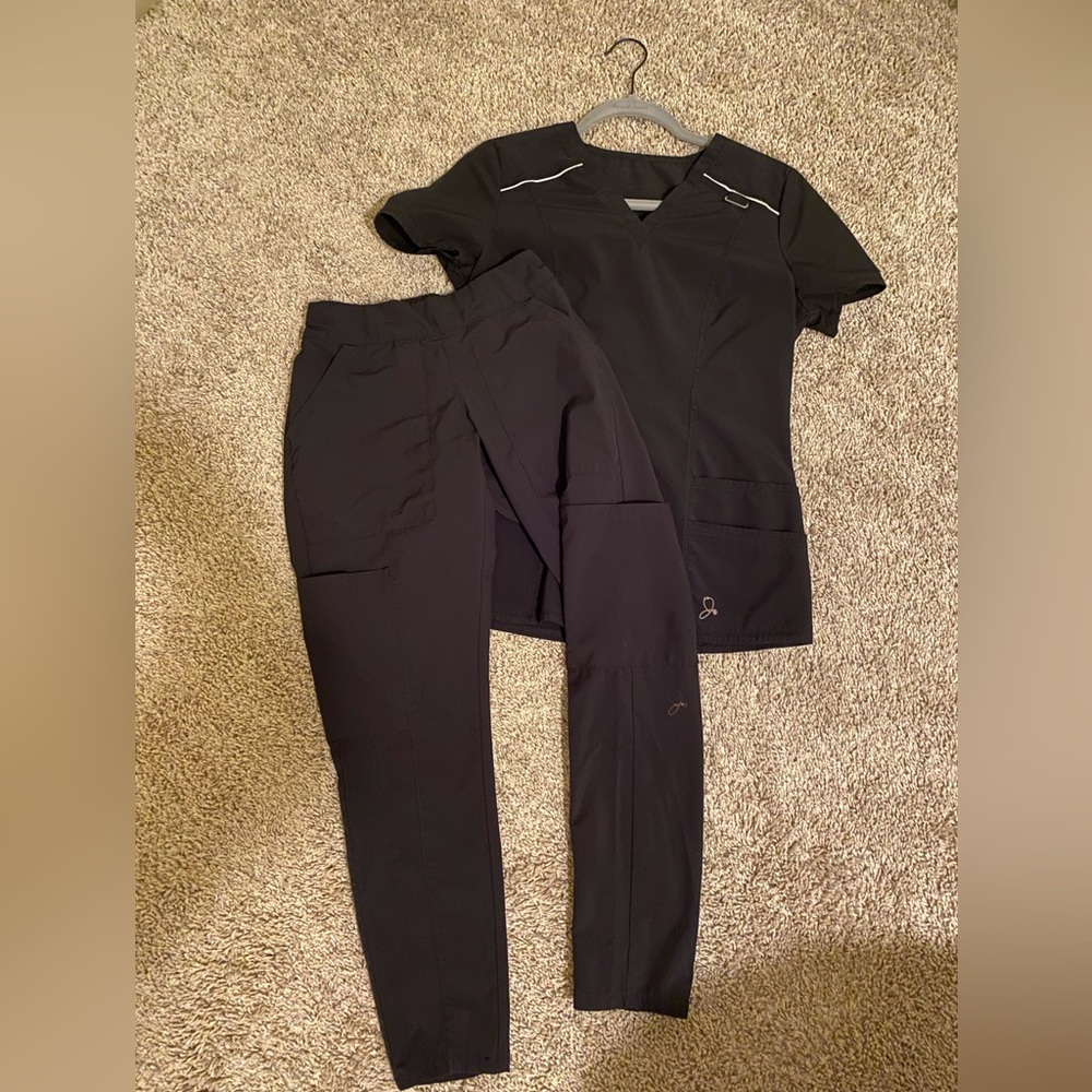 Jaanuu Scrub Set